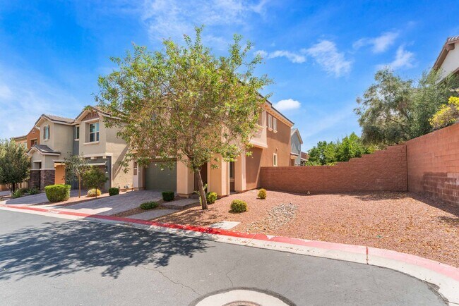 Building Photo - Spacious Modern Home!