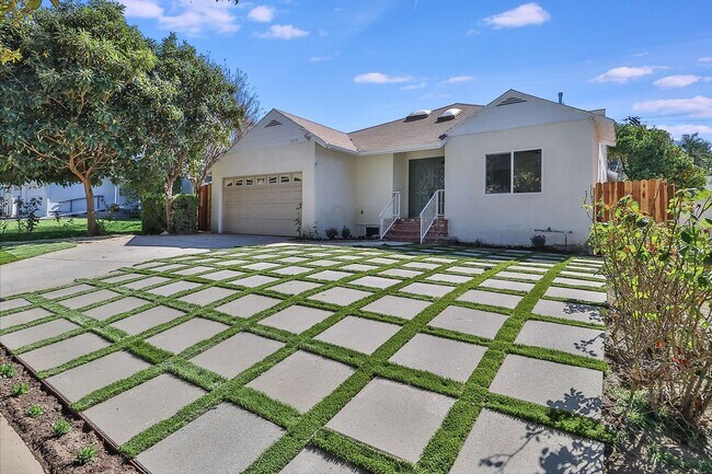 Foto del edificio - MOVE-IN READY 5BR w/pool + guest unit w/half bath!