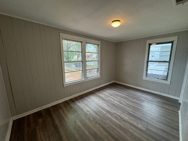 Building Photo - Spacious 3 Bedroom Home