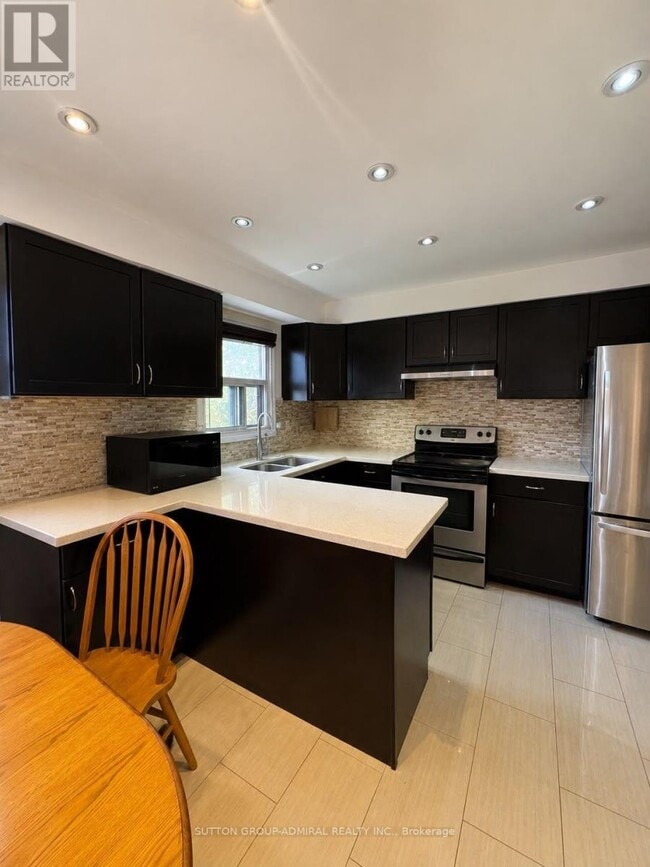 Building Photo - 37 Royal Colwood Ct