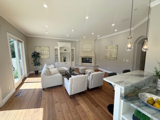 Foto del edificio - Luxury Two-Story 4BD/4.5BA Home, Located i...