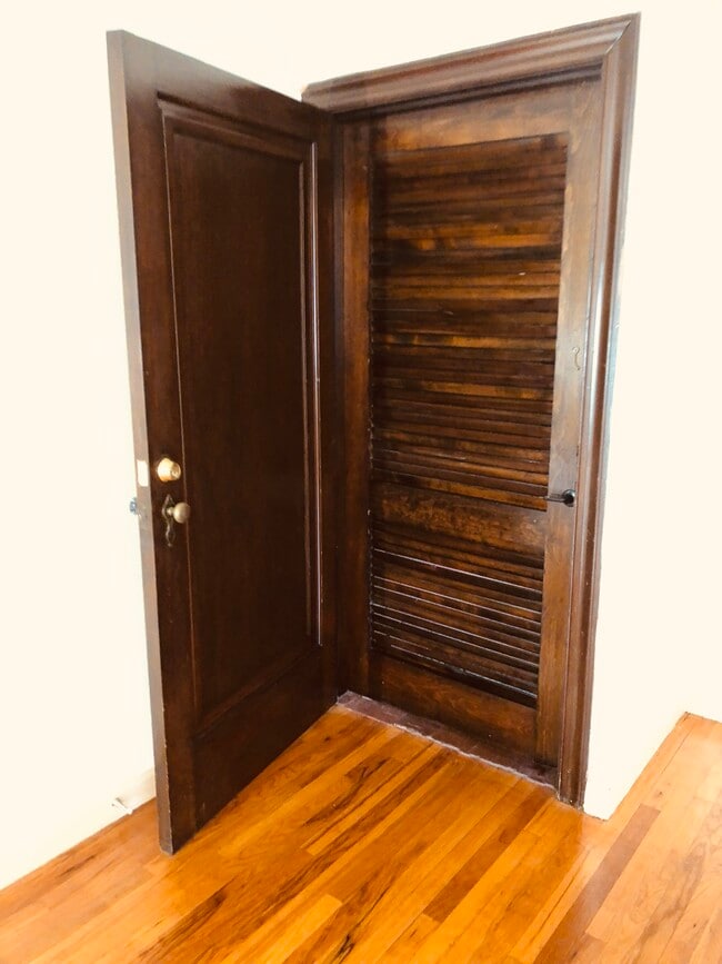 Puerta con "mosquitera" de los años 20 - 735 Lincolnway E