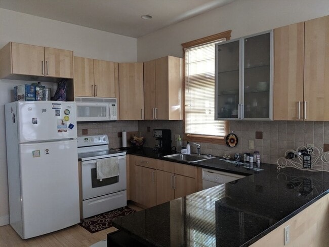 Building Photo - 136R Main St