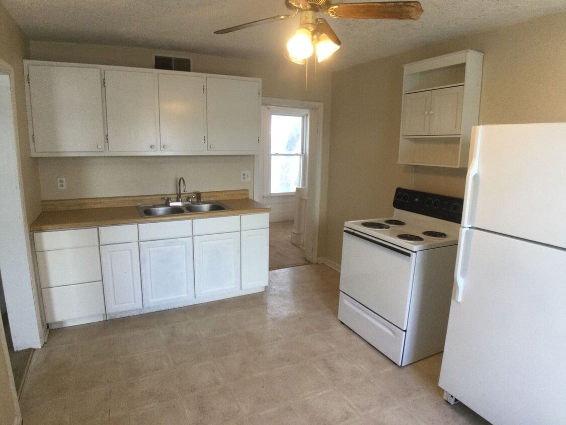 204 Bolling St Unit 2, Radford, VA 24141 Room for Rent in Radford