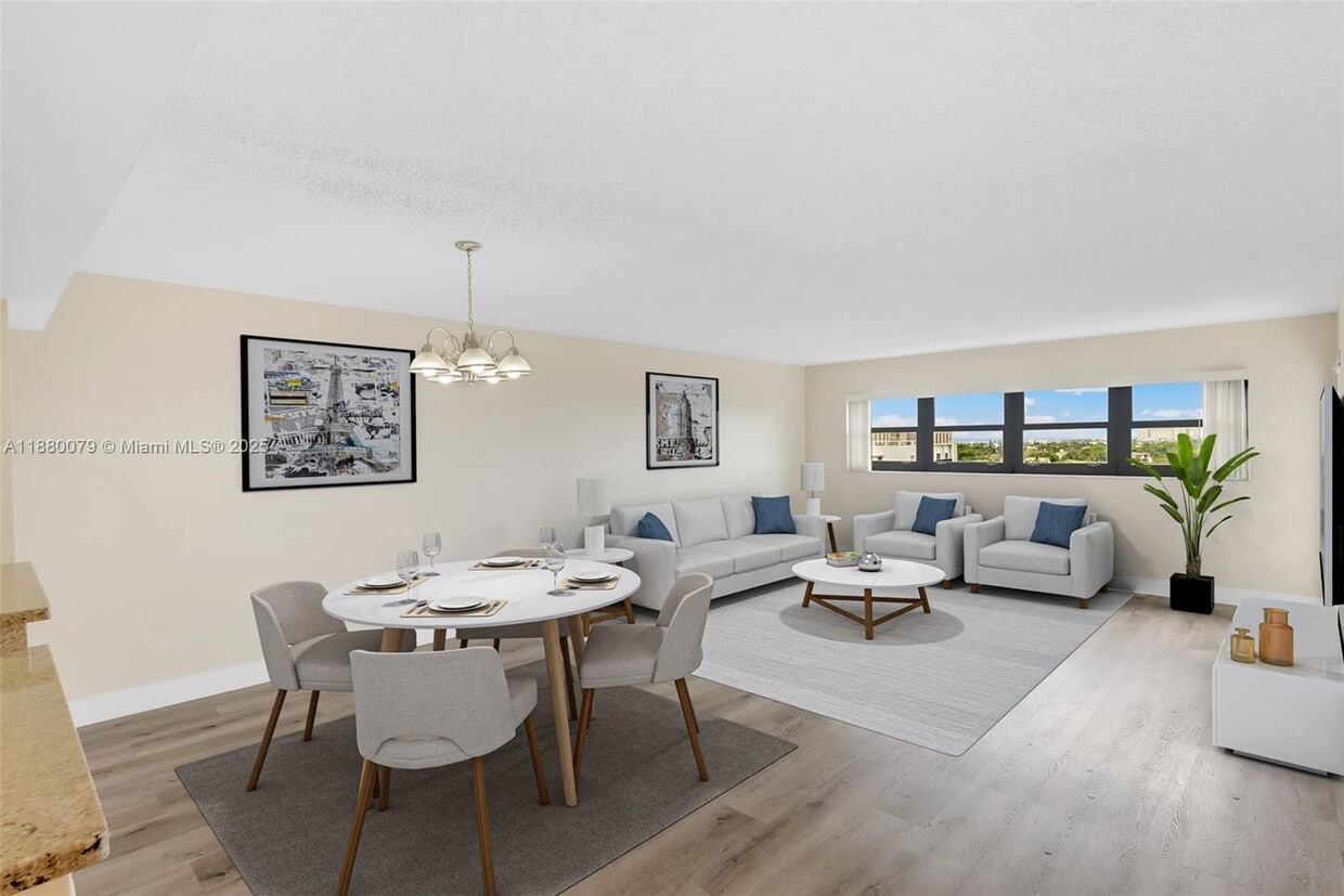 Foto principal - 3200 Port Royale Dr N