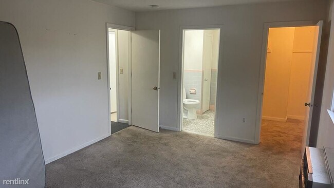 Building Photo - 2 br, 1.5 bath Condo - East Meadow Condomi...