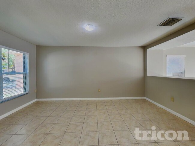 Foto del edificio - 10432 Boyette Creek Blvd