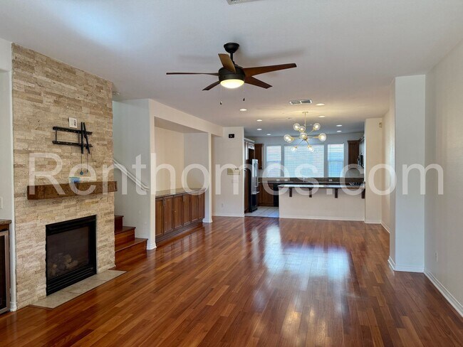 Foto del edificio - 8926 Spectrum Center Blvd