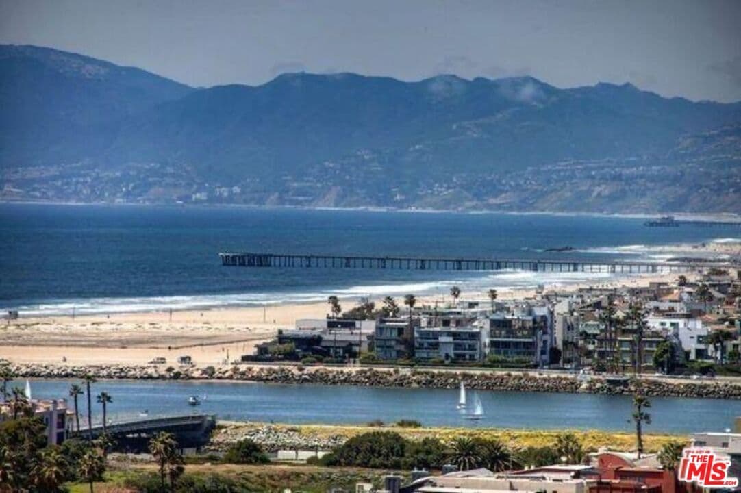 Primary Photo - 241 Rees St