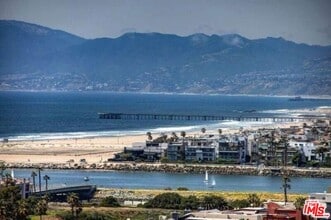 Building Photo - 241 Rees St