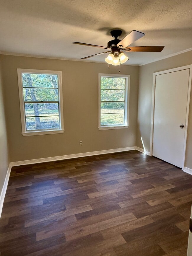 Building Photo - 207 Lakeview Dr