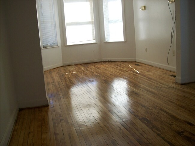 Building Photo - 1420 S Central Park Ave