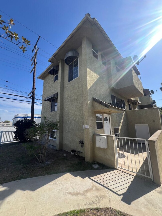 Building Photo - 1218 Portola Ave
