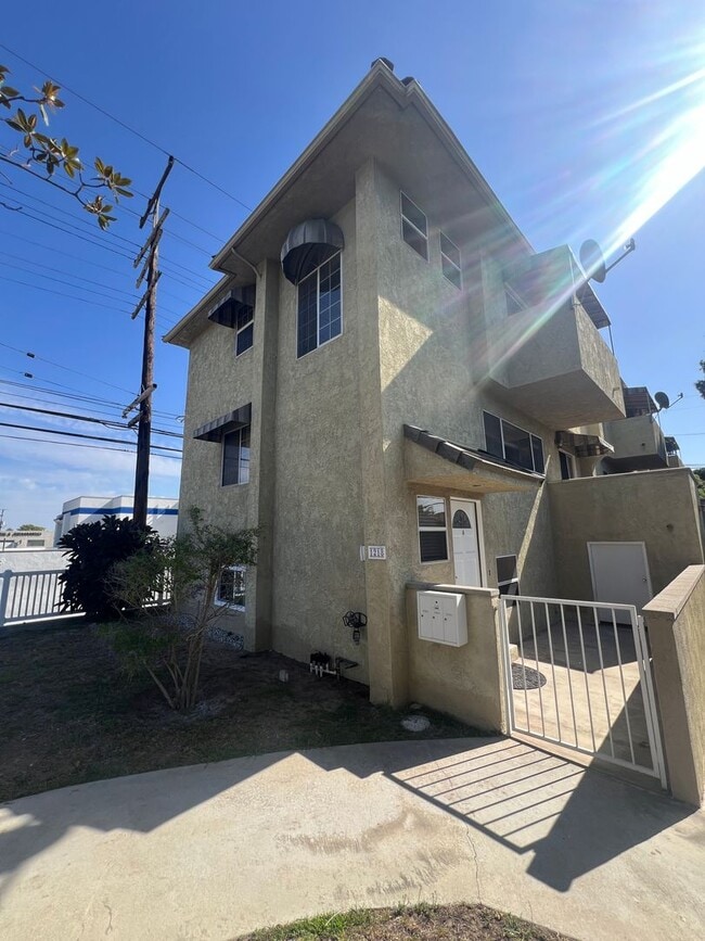 Building Photo - 1218 Portola Ave