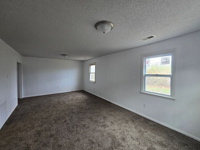 Foto del edificio - 3 bed 1 bath house