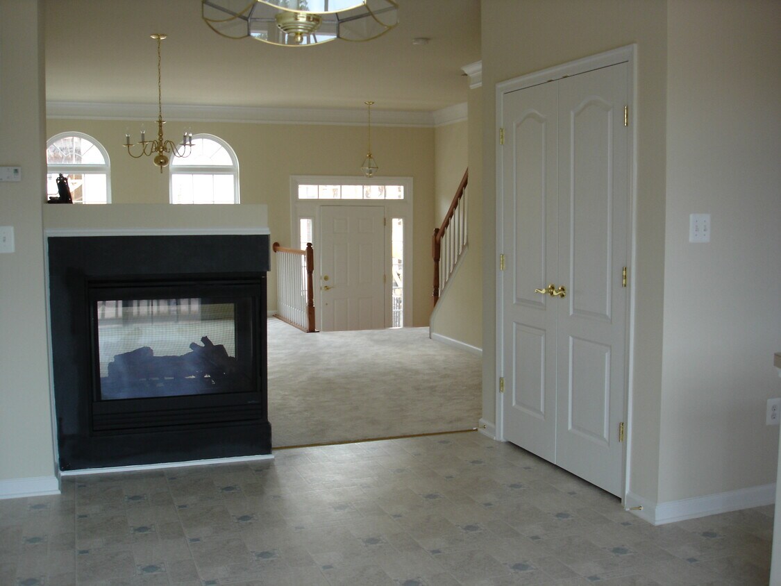 Foto del edificio - 4665 Carisbrooke Ln