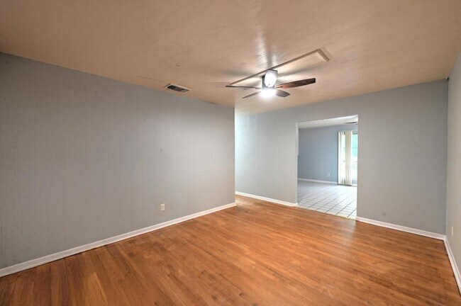 Building Photo - 2138 Lynbrook Ln