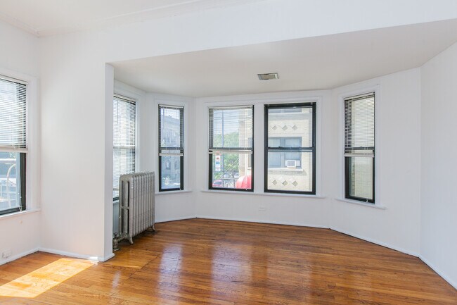 Building Photo - 516 W Diversey Pky