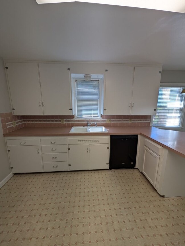 Building Photo - 547 S 11th Ave