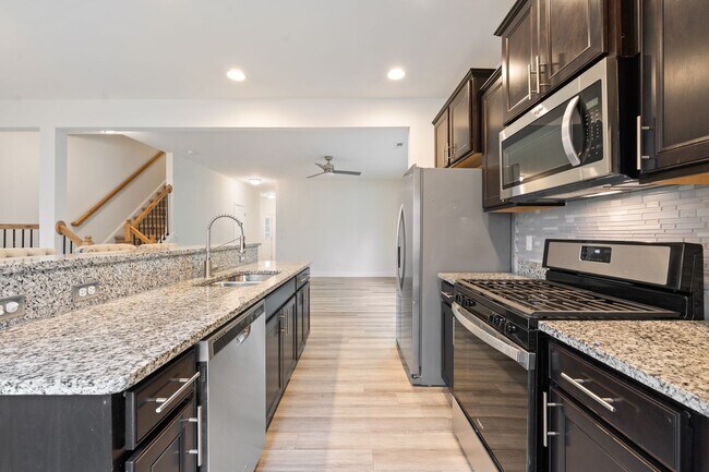 Foto del edificio - Stylish and Spacious 3 Bedroom, 2.5 Bathroom End-Unit Townhome w/ Garage!