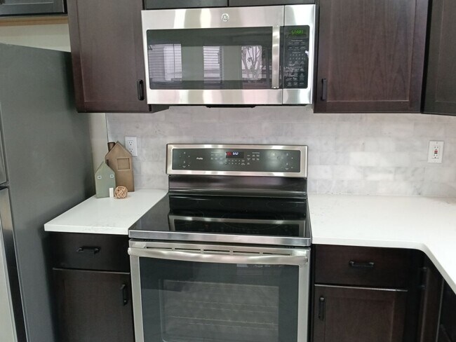 Building Photo - 4 Bedroom, 2 Bathroom! Lovely Home!