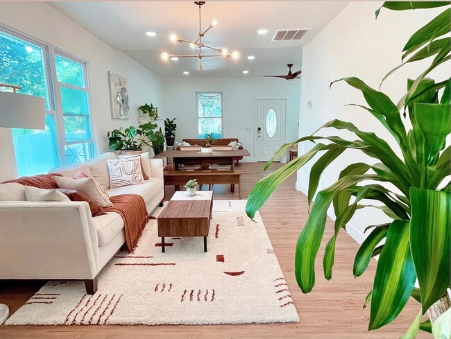 Building Photo - Beautifully Updated Home Near Downtown St. Petersburg! 3bed |3bath