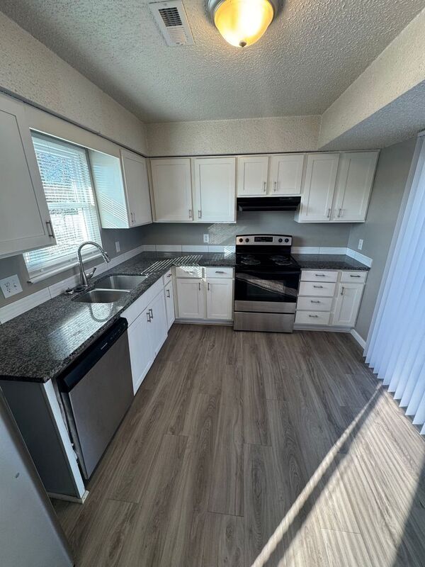 Building Photo - 1232 E Guinevere St