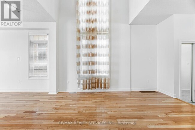 Photo du bâtiment - 4 Rocky Point Crescent