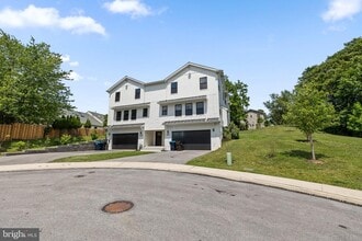 Building Photo - 985 Henry Ave