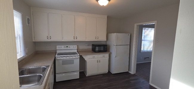 Foto del edificio - 2411 N Logan Ave