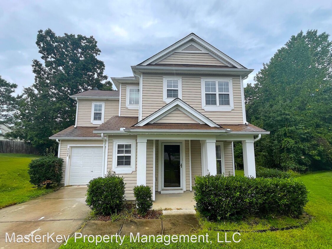 3 br, 2.5 bath House 3404 Kernstown Drive House Rental in Raleigh