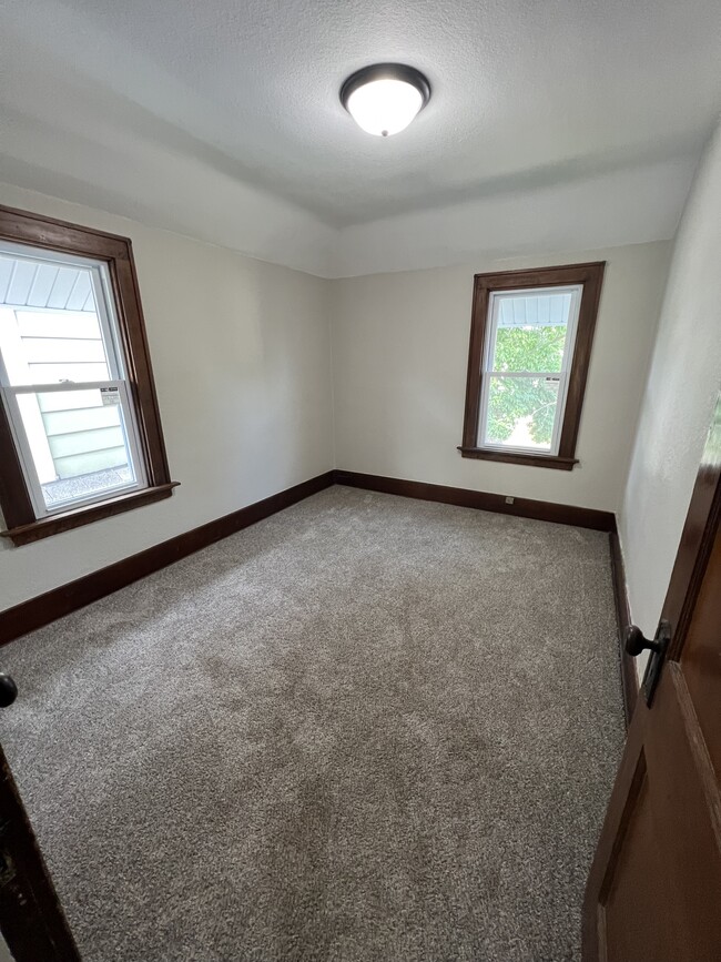 Building Photo - 931 S 74th St