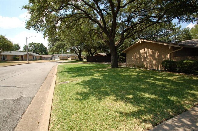 Building Photo - 4604 Avoca St