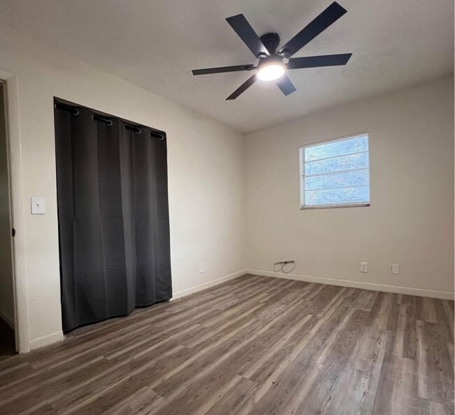 Building Photo - 7029 Glenview Dr