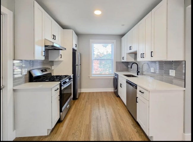 Building Photo - 4861 N Hermitage Ave