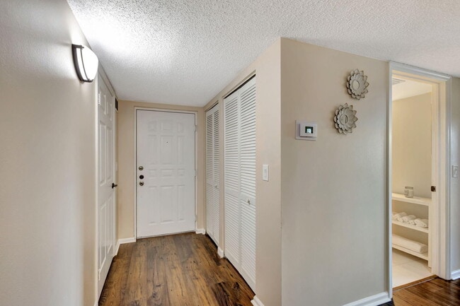 Building Photo - 600 Uno Lago Dr