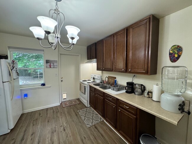 Building Photo - 1808 Dewrell Sq