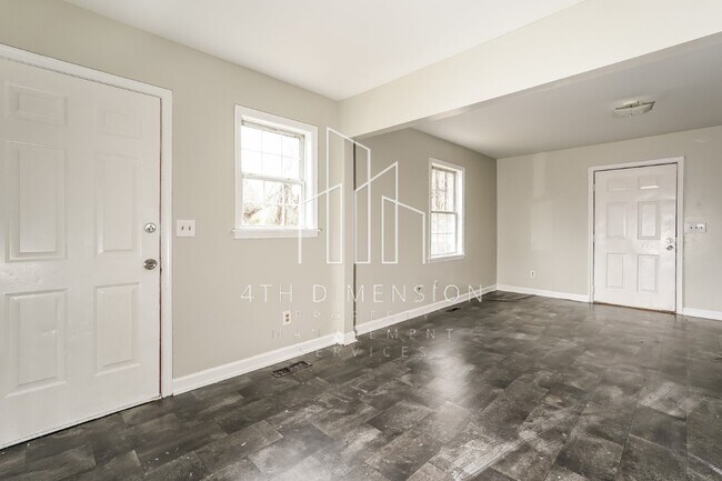 Foto del edificio - Charming 4-Bedroom Rental with Hardwood Fl...