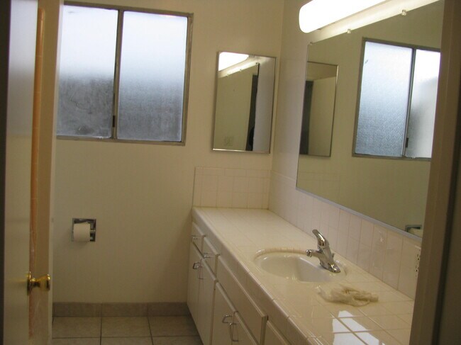 Baño - 251 N Craig Ave