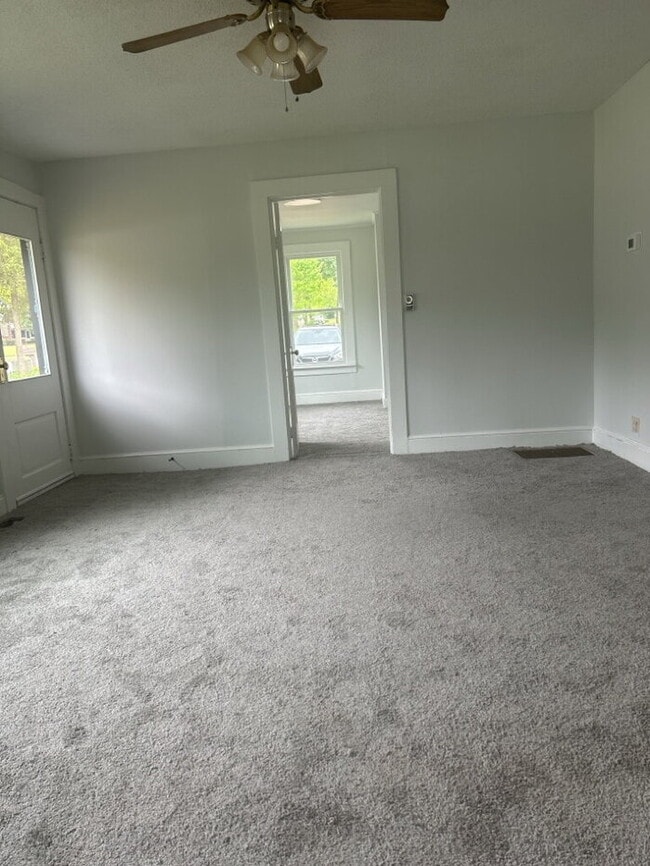 Building Photo - Charming 2-Bedroom Oasis with Full Bath in Pelzer's Heart!
