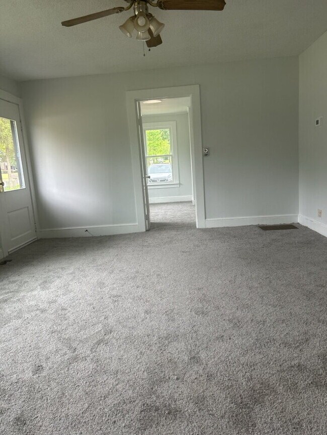 Foto del edificio - Charming 2-Bedroom Oasis with Full Bath in Pelzer's Heart!