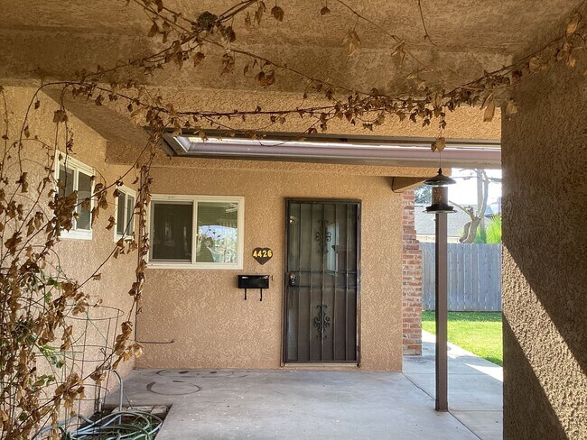 Foto del edificio - 4424-4426 E Dakota Ave