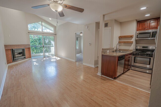 Foto del edificio - Warner Center 1 Bedroom Condo for Rent in Woodland Hills!