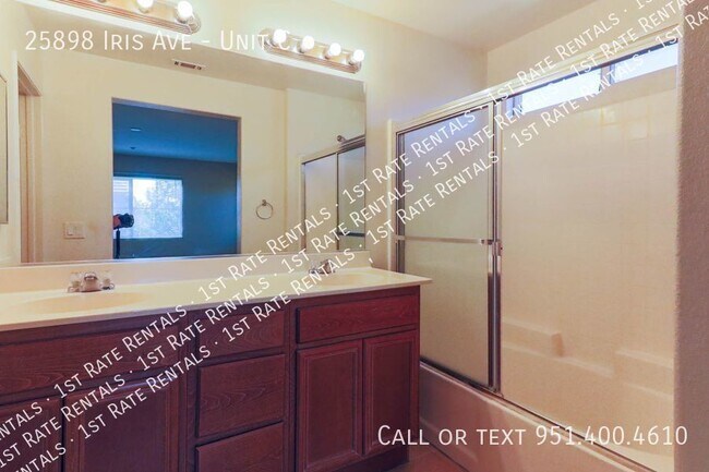 Foto del edificio - Charming 2-Story Condo Near Everything!