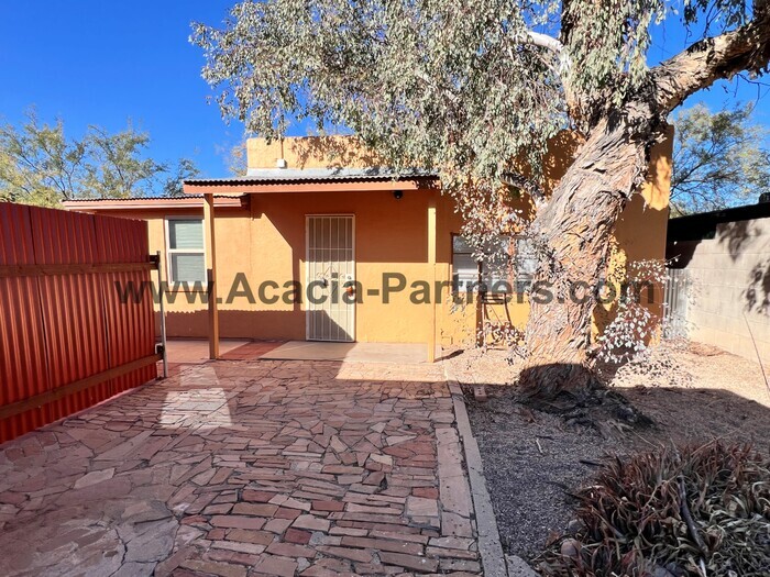 Foto principal - Centrally located Two Bedroom Home