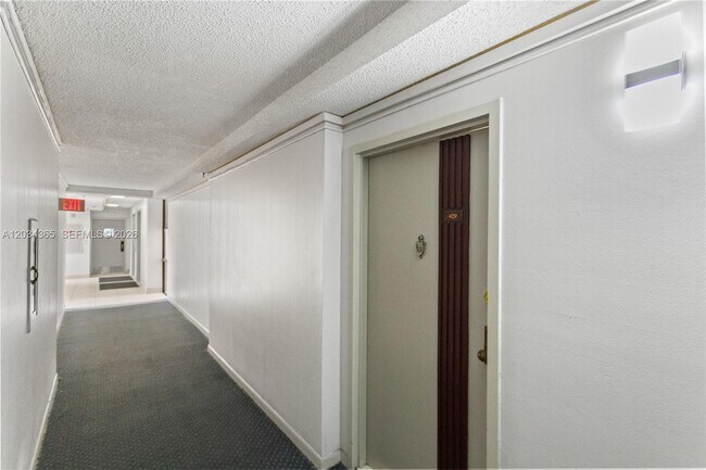 Foto del edificio - 17021 N Bay Rd