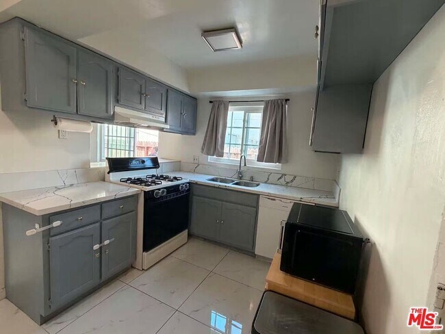 Foto del edificio - 10760 Woodbine St