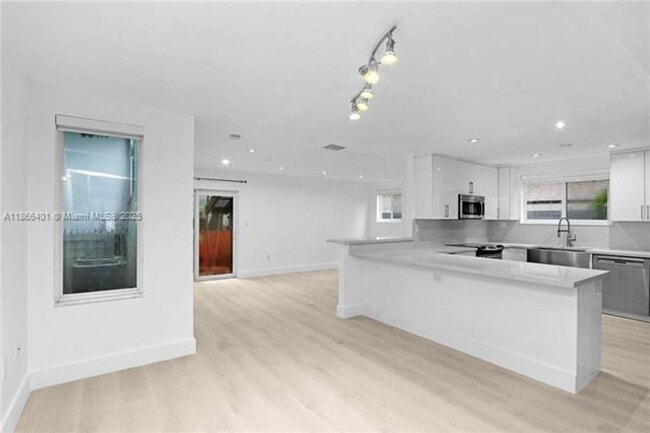 Building Photo - 3030 Bird Ave