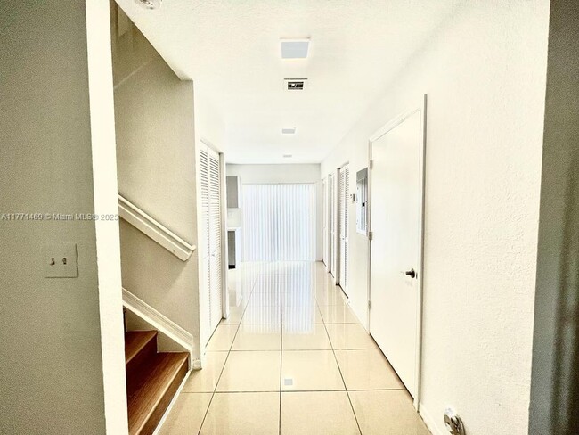 Foto del edificio - 2056 NE 167th St