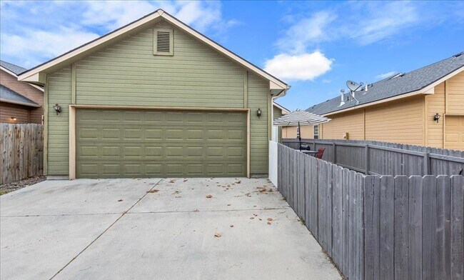 Building Photo - 10851 W Wasdale Dr